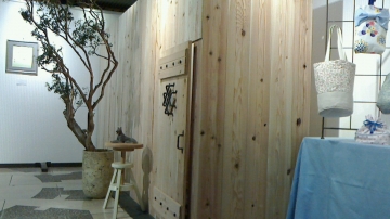 ファミリー展の路地のくぐり戸