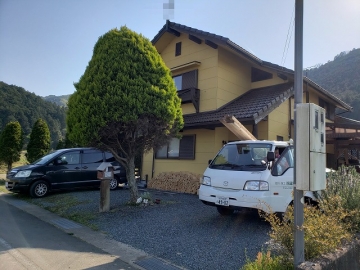 納屋が傾いてきました