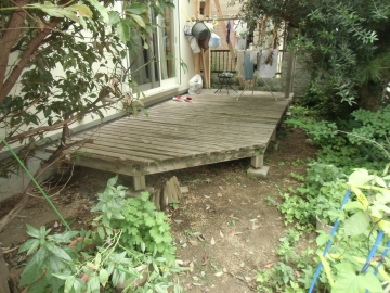 嘆きの木製デッキ