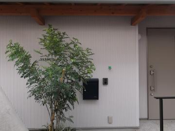 行列のできる　見学会に　