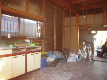 天井裏からスズメ蜂の巣