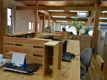 スギのオフィス家具でスッキリ