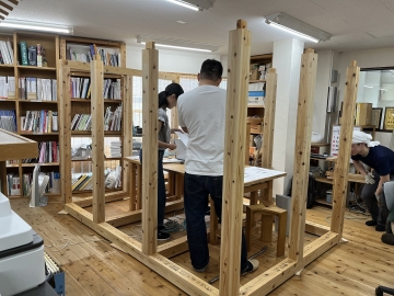 事務所に小屋のある風景