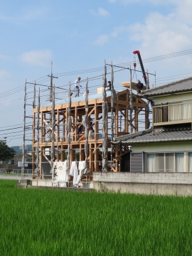 炎天下に棟が上がった