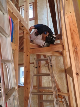 只今、階段造作中です