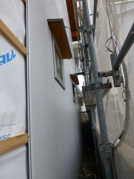 外壁工事中に雨