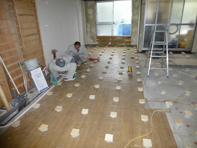マンションは床の不陸調整中