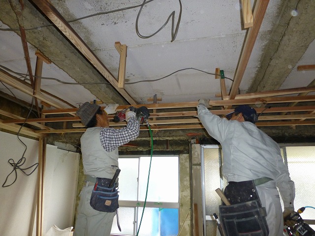 ただいま天井野縁を施工中