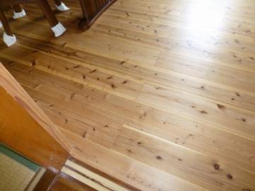 熟成した杉の床板