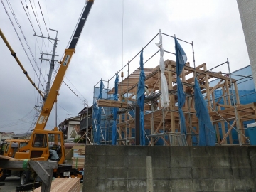ぐっと冷え込んだ日の棟上げ