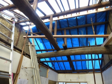 築７０年の小屋梁を磨く