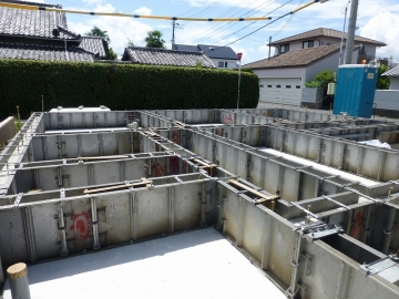 棟上げの邪魔せんといてね