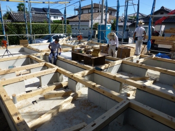 カンカン照りの土台敷き