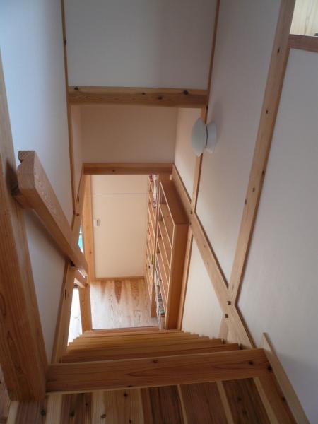 好評です階段壁面の本棚