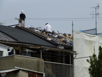 築８０年、瓦の葺き替え