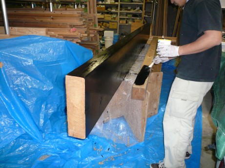 新しい梁に色をつける