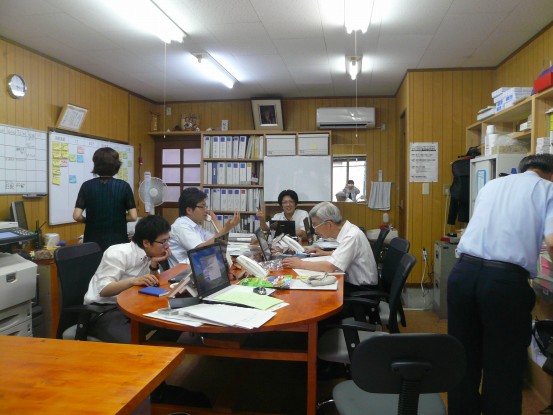 雨の合間に取材やなんので
