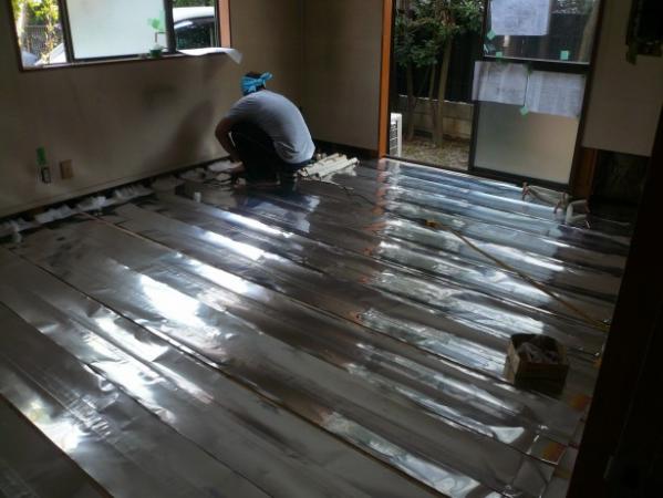 低温床暖房・施工中