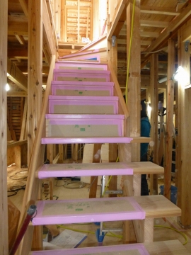 つい階段の裏側を