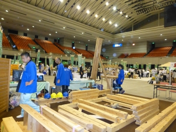 長蛇の列　ちびっこ棟上げ　