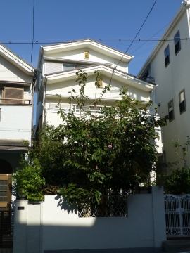 昭和っぽい街に建つ・大正ロマンの家