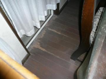 梅雨に先駆けて・杉の床板