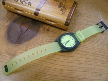 青虫色の腕時計