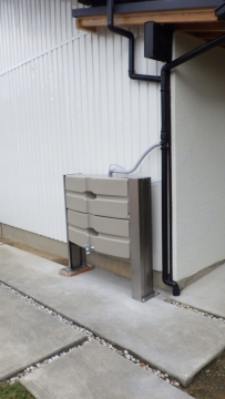 ムク板のテーブルを式台に