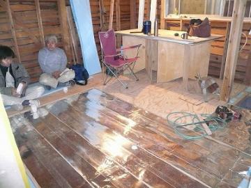 ただいま施工中／低温床暖房